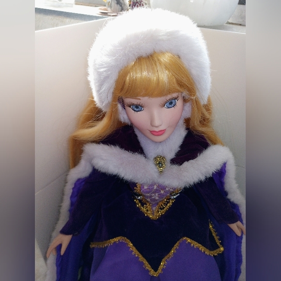 Porcelain Princess Aurora doll - Picture 3 of 8